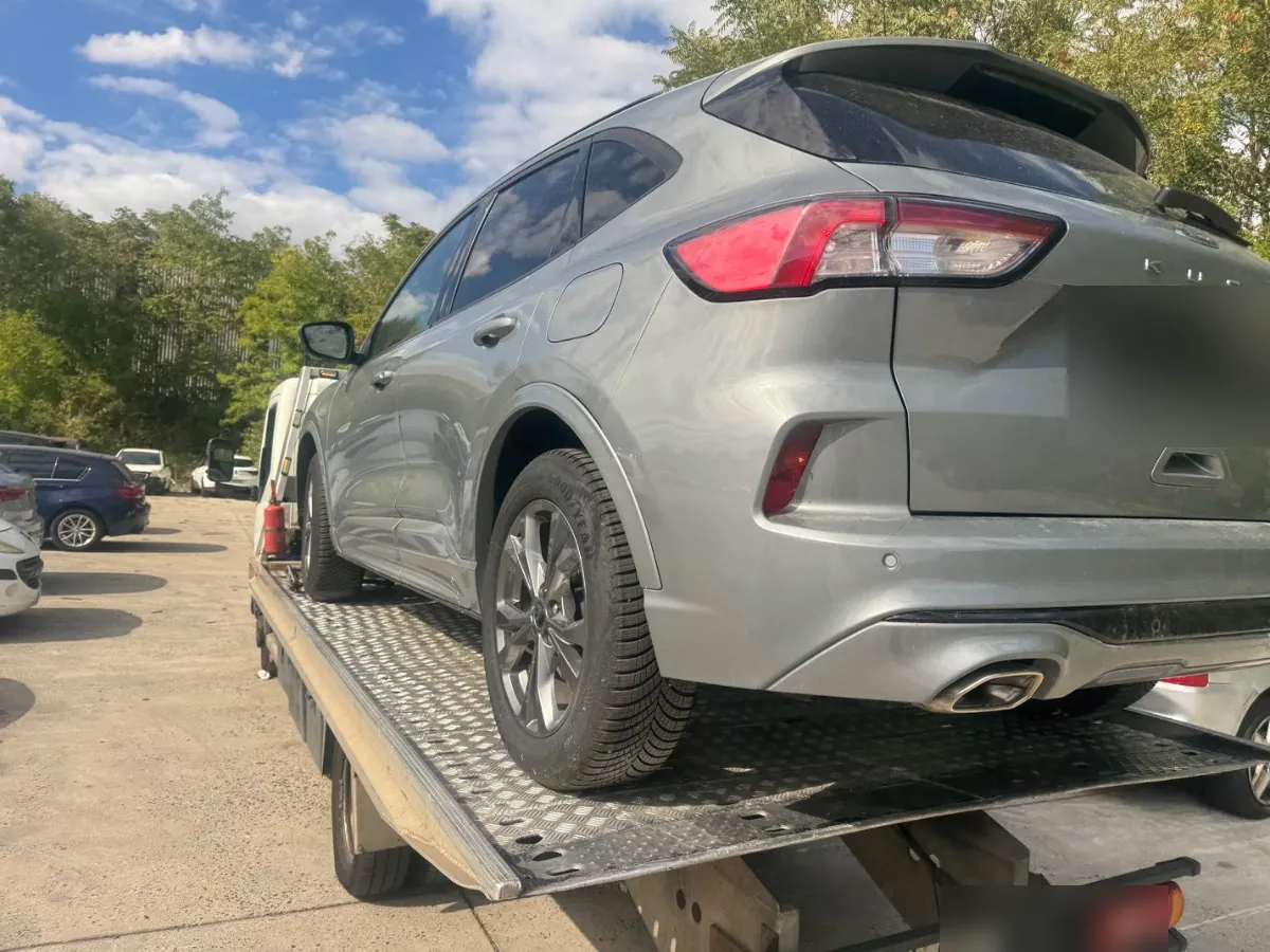 SUV Ford gris chargé sur un plateau de dépannage (photo d’illustration – à Villers-Cotterêts (02600))