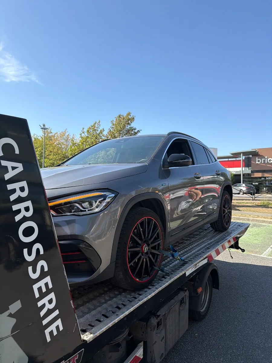 SUV Mercedes gris sur une dépanneuse plateau (photo d’illustration – à Creil (60100))