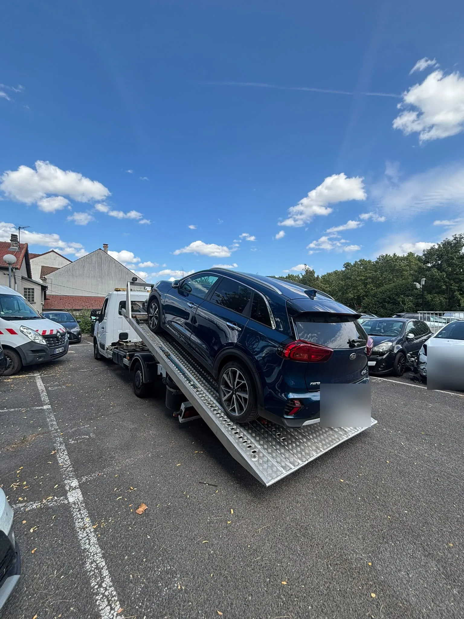 SUV bleu foncé sur la rampe d’un plateau dans un parking (photo d’illustration – à Briançon (05100))