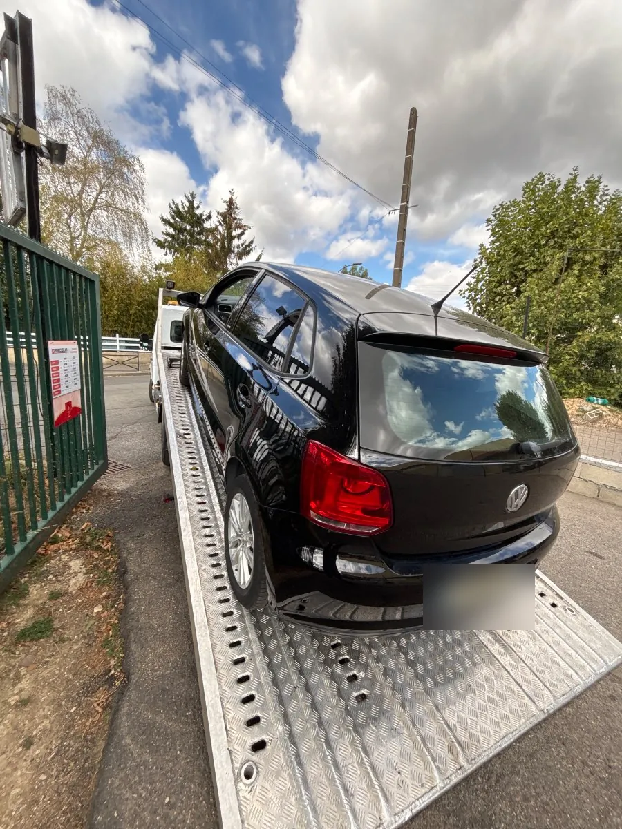 Volkswagen Polo noire montée sur la rampe d’un plateau (photo d’illustration – à Manosque (04100))
