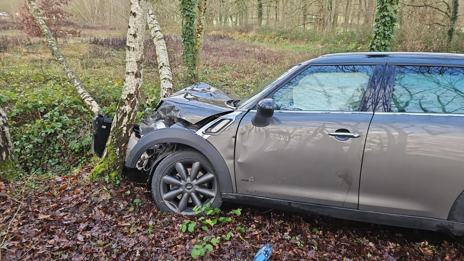 Voiture grise accidentée et enlisée dans un sous-bois – Dépannage auto