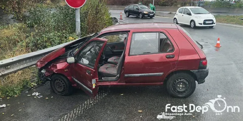 Citroën Saxo rouge accidentée contre une glissière à Antony – dépannage pour crevaison