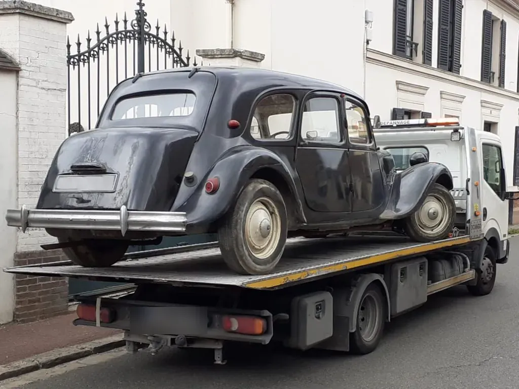 Citroën Traction Avant noire sur un plateau à Argenteuil – dans le Val-d’Oise (95)