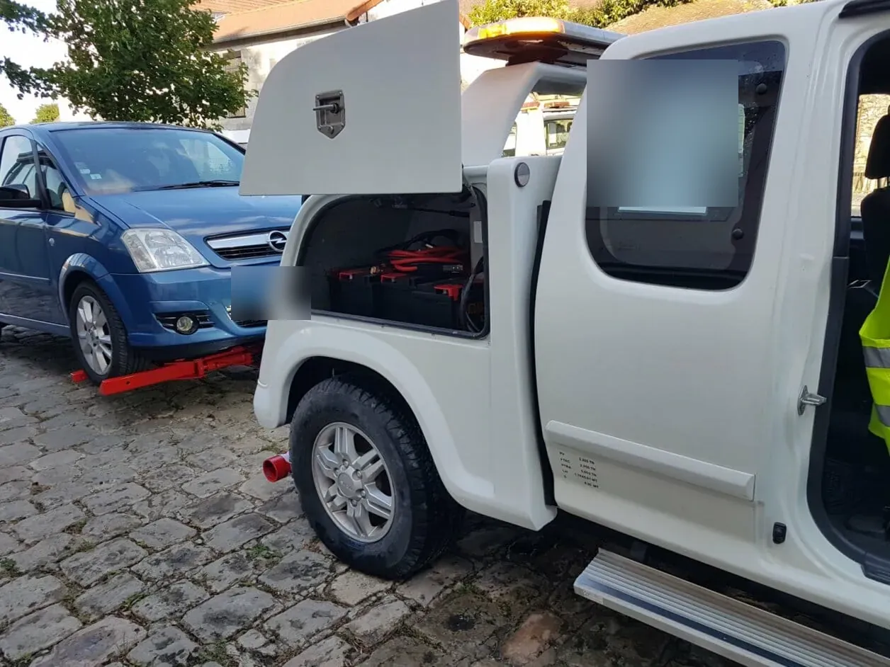 Dépanneuse pick-up coffre ouvert et Opel Meriva sur chariots à Bagnolet – en Seine-Saint-Denis (93)