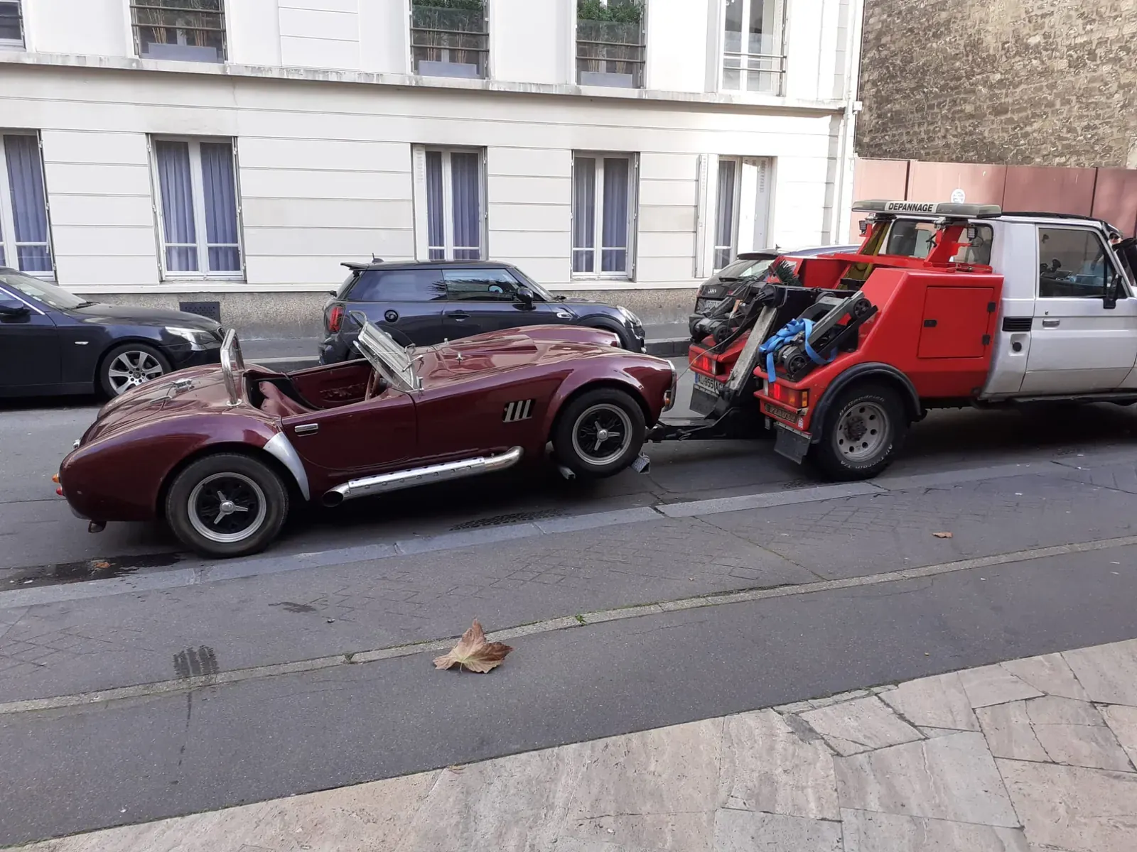 Réplique d’AC Cobra remorquée par une dépanneuse pick-up rouge à Ballainvilliers – en Essonne (91)
