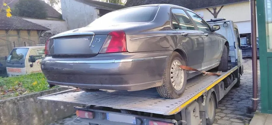 Rover 75 sur un plateau, vue arrière, à Beaumont-sur-Oise – dépannage auto
