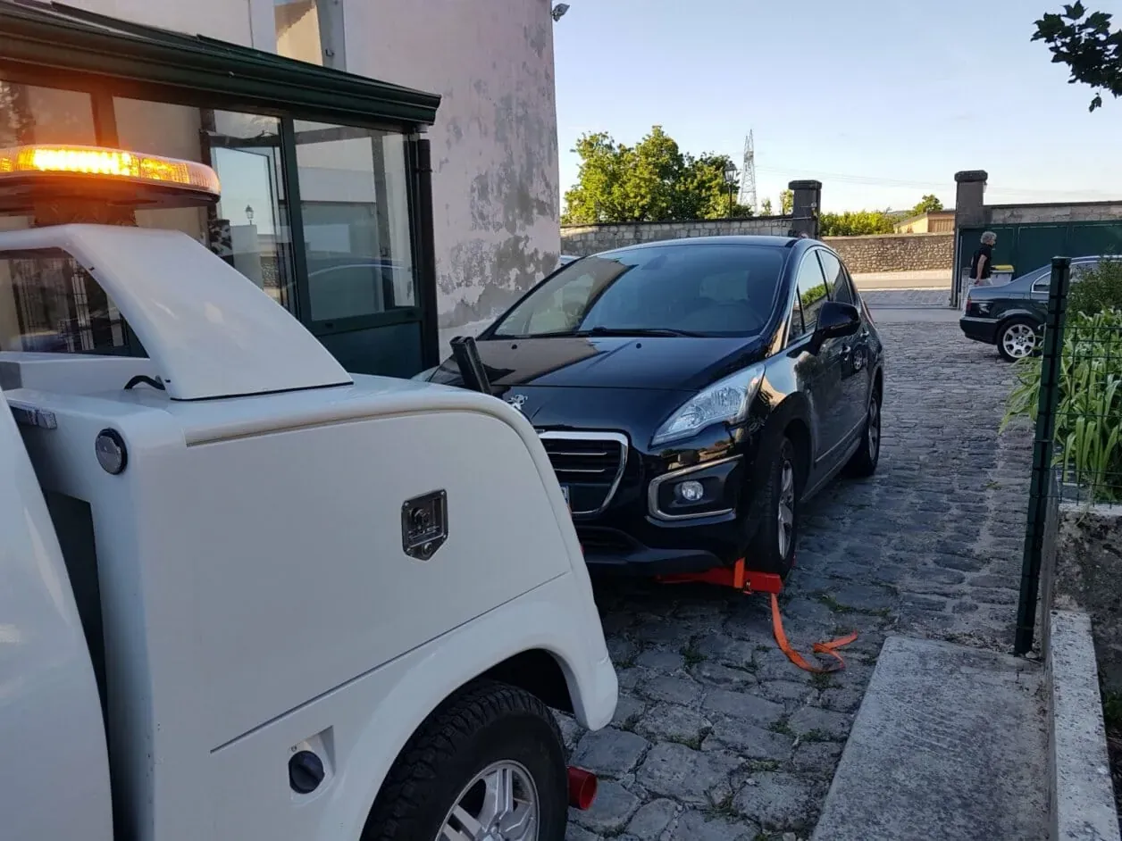 Peugeot 3008 sur chariots derrière une dépanneuse à Bondy