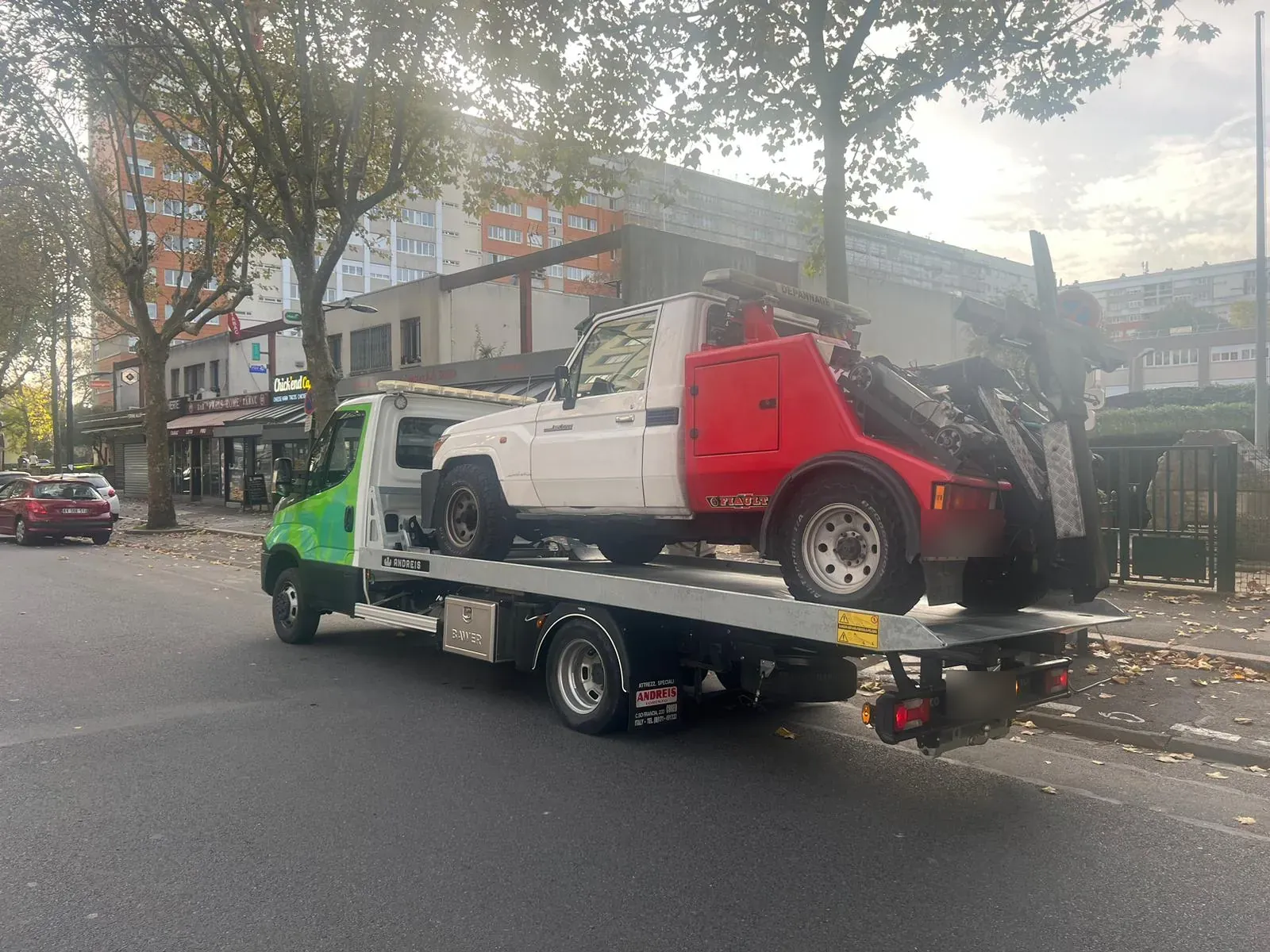 Plateau vert transportant un pick-up Toyota rouge et blanc à Brétigny-sur-Orge – en Essonne (91)