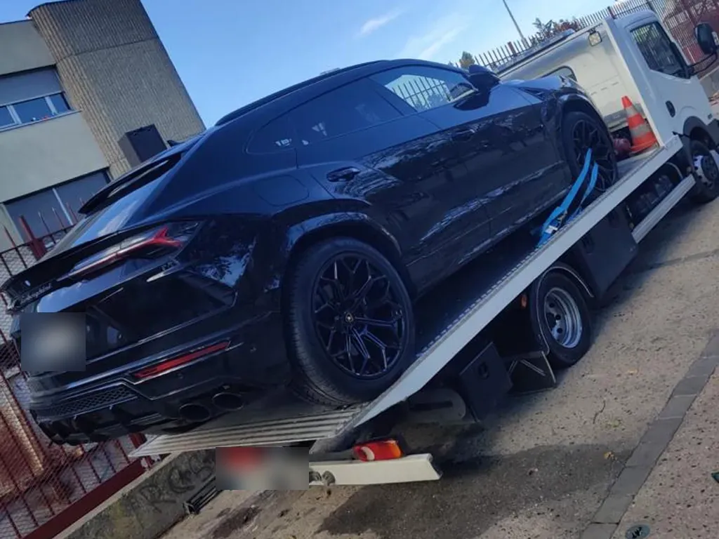 Lamborghini Urus noir chargé sur un plateau à Brunoy – en Essonne (91)