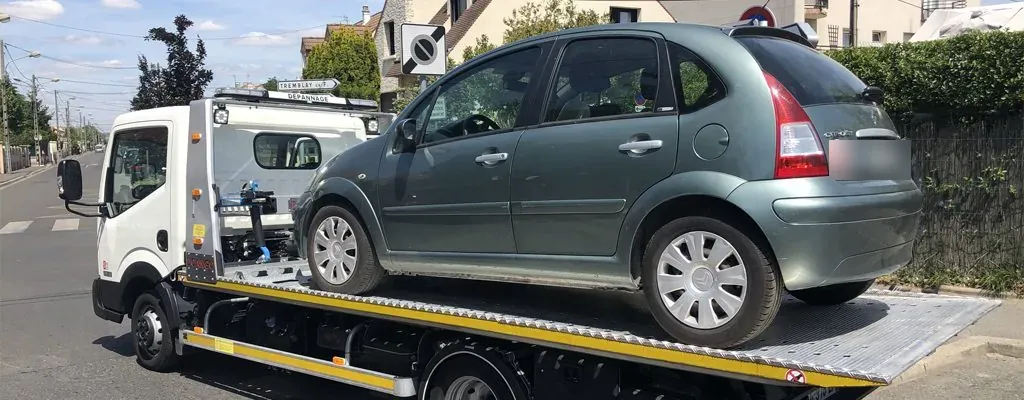 Citroën C3 sur un plateau dans une rue pavillonnaire de Chaville – dépannage auto
