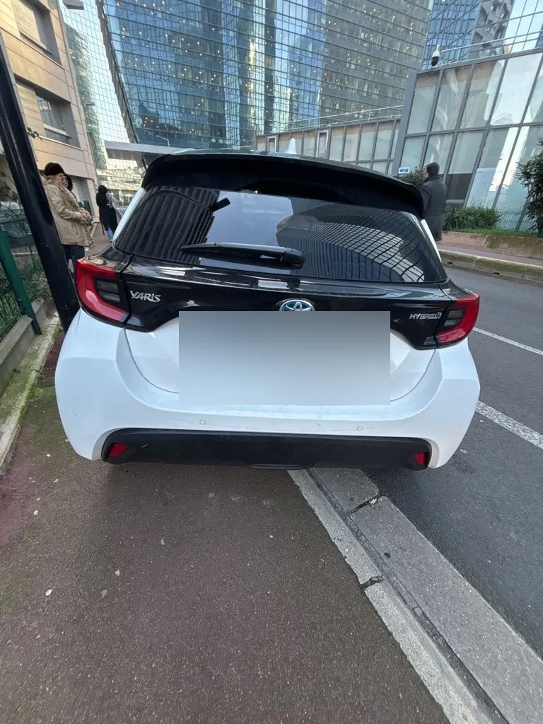 Toyota Yaris blanche bloquée contre un trottoir à Courbevoie – dépannage auto