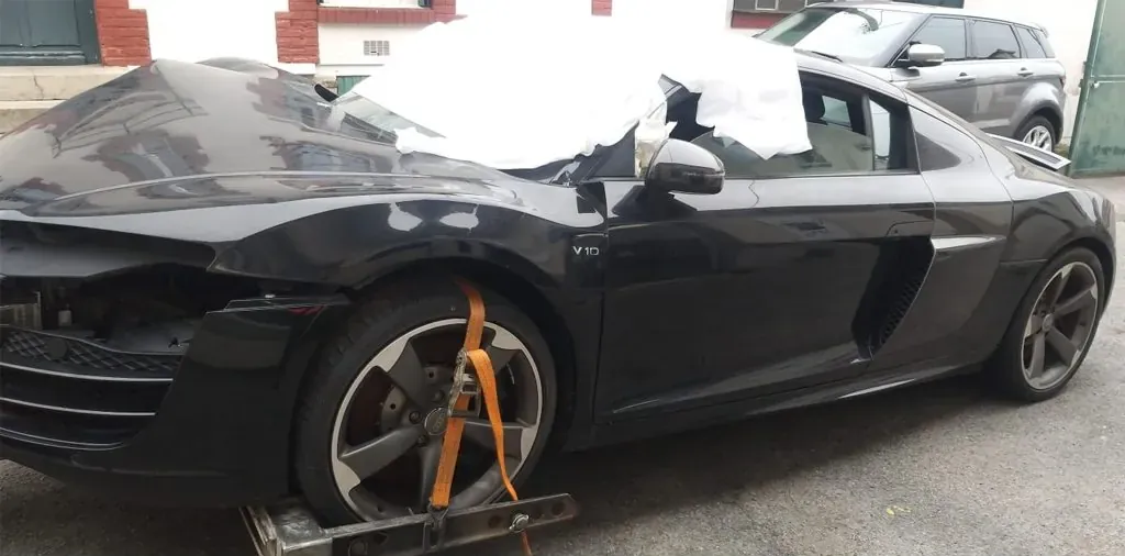 Audi R8 accidentée sur des chariots de remorquage à Ézanville – dans le Val-d’Oise (95)