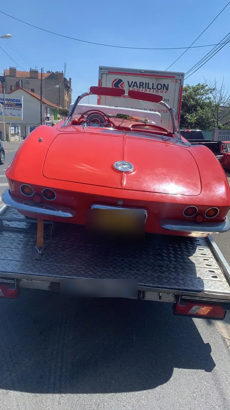 Chevrolet Corvette cabriolet rouge sur un plateau à Gournay-sur-Marne – en Seine-Saint-Denis (93)