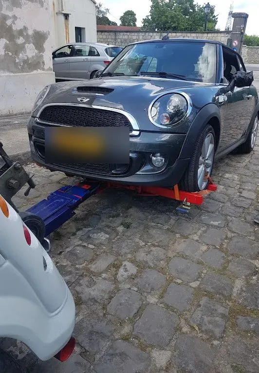 Mini Cooper sur des chariots de remorquage à Gretz-Armainvilliers – en Seine-et-Marne (77)