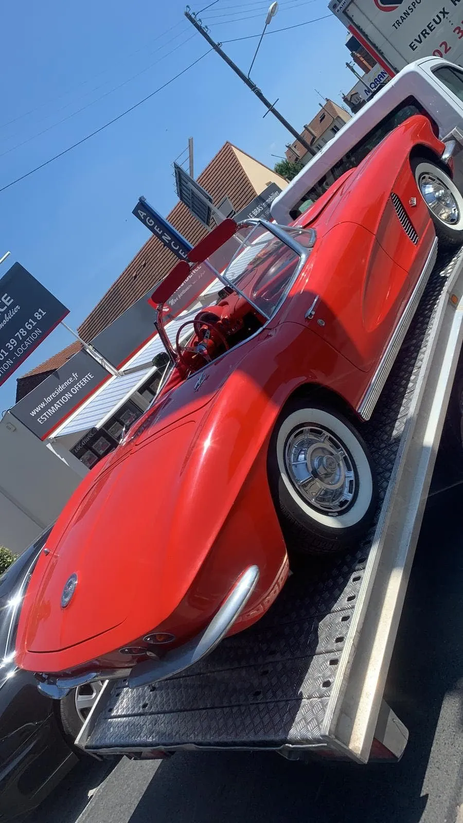 Chevrolet Corvette ancienne rouge chargée sur un plateau à La Courneuve
