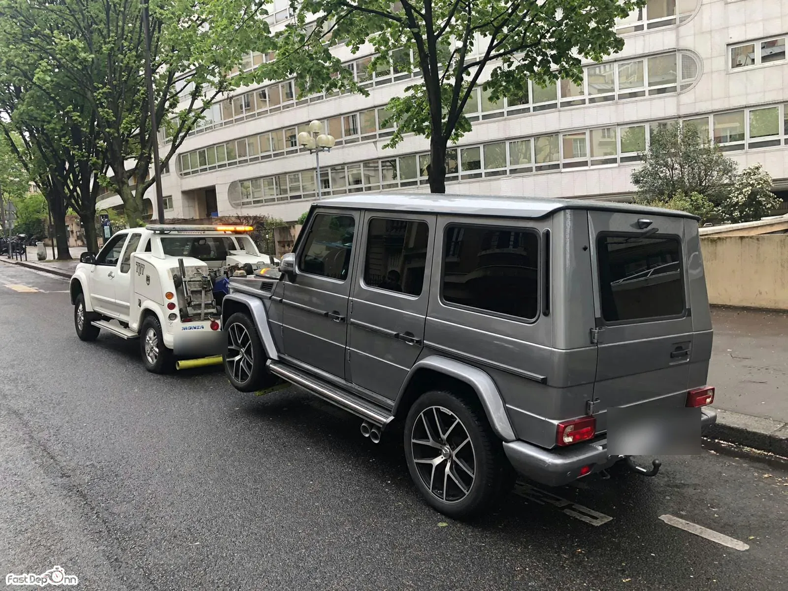 Mercedes Classe G remorquée par une dépanneuse pick-up à Levallois-Perret – dépannage pour crevaison