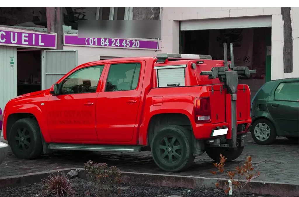Pick-up Volkswagen Amarok rouge équipé pour le remorquage, à Limay – dans les Yvelines (78)