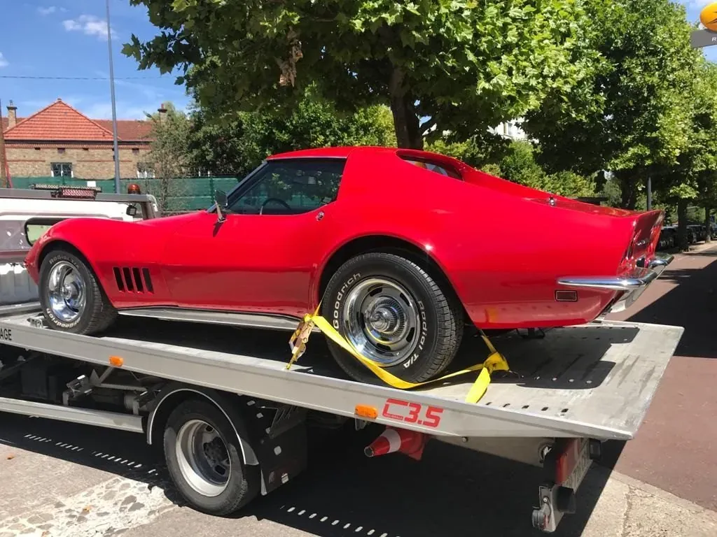 Chevrolet Corvette rouge sanglée sur un plateau à Livry-Gargan – en Seine-Saint-Denis (93)