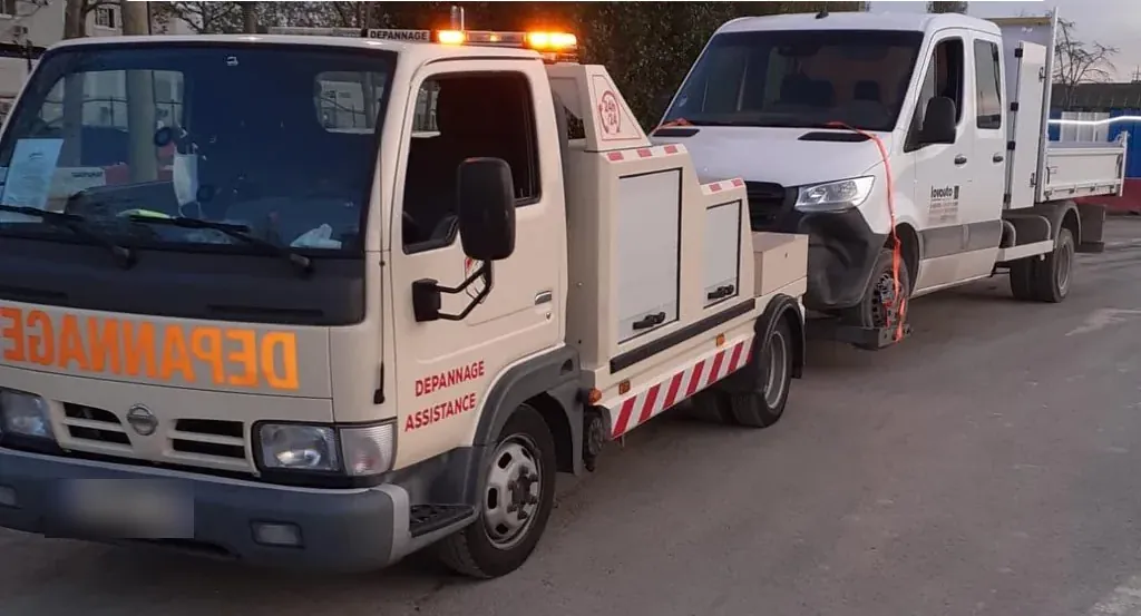 Dépanneuse Nissan Cabstar et utilitaire Mercedes Sprinter remorqué à Magny-le-Hongre – en Seine-et-Marne (77)