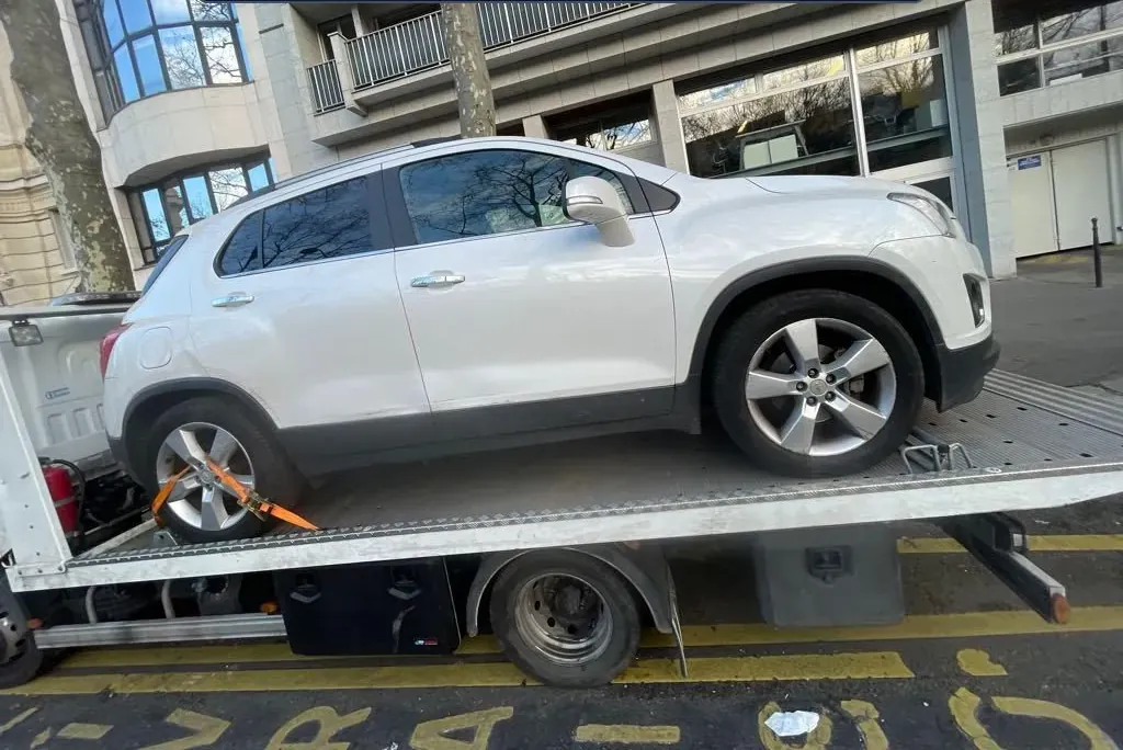 Chevrolet Trax blanc sanglé sur un plateau à Montmagny – dans le Val-d’Oise (95)