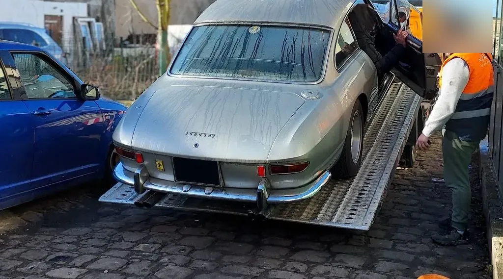 Ferrari 330 GT grise chargée sur un plateau à Nandy – en Seine-et-Marne (77)