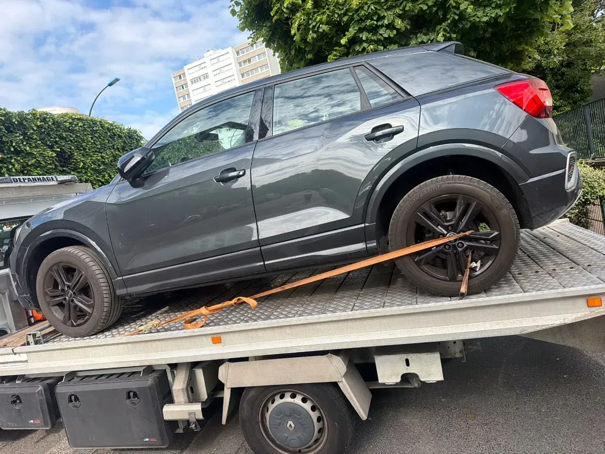 Audi Q2 grise sanglée sur un plateau à Paris 14e