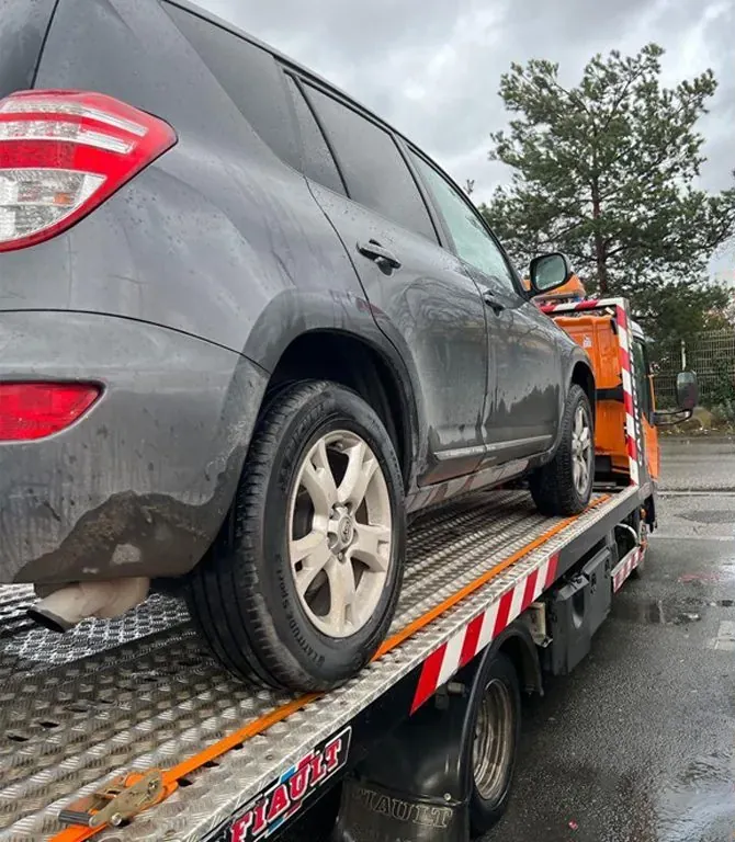 Toyota RAV4 sanglé sur un plateau orange à Pierrelaye – dépannage auto