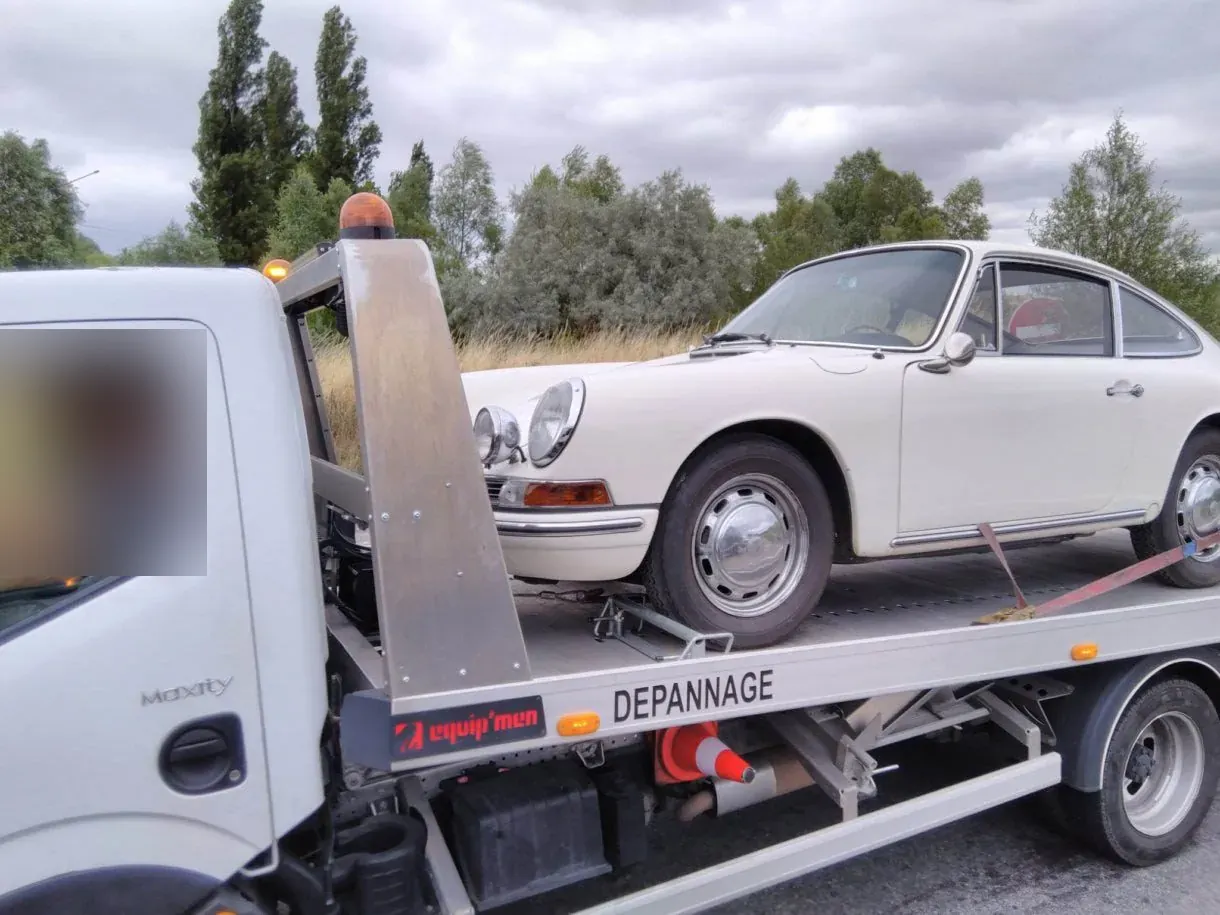 Porsche 911 classique blanche transportée sur un plateau (photo d’illustration – à Forbach (57600))