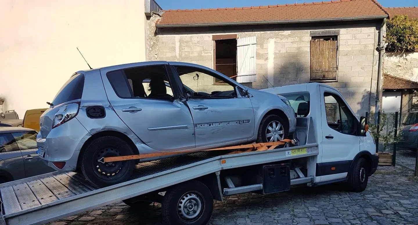 Renault Clio sur un plateau dans une rue pavée (photo d’illustration – à Château-Thierry (02400))