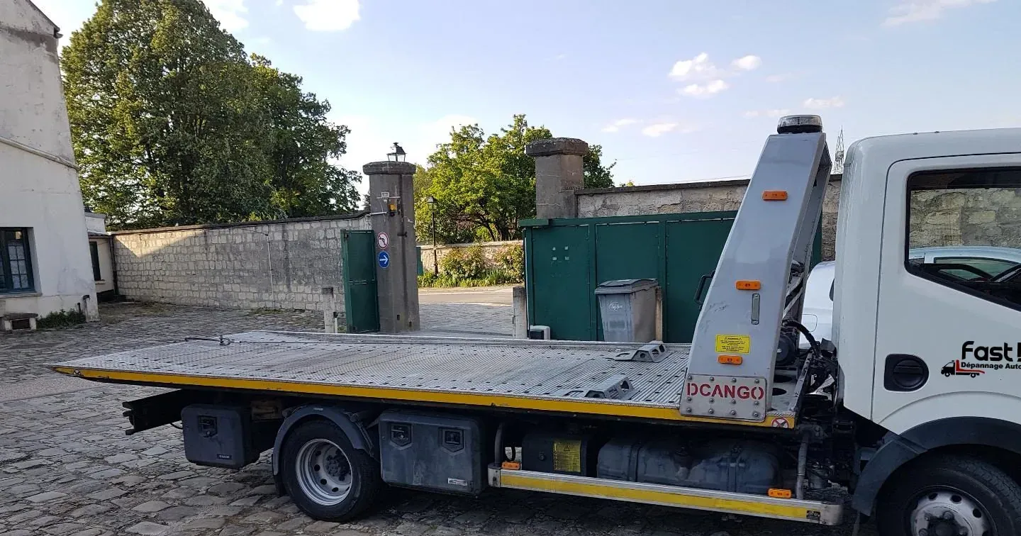 Plateau Fast Depann vide dans une cour pavée à Saint-Denis