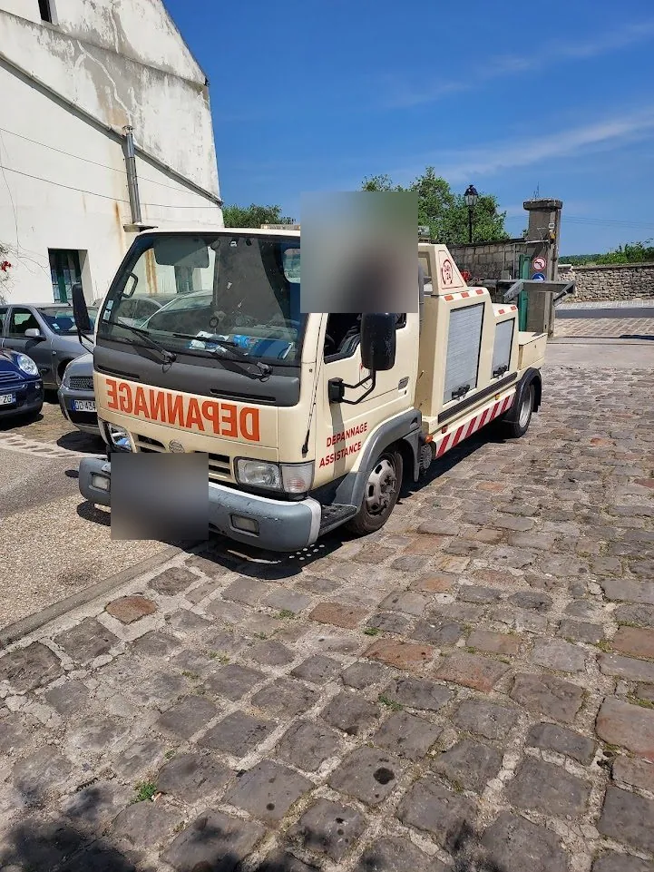 Dépanneuse beige stationnée sur des pavés à Saint-Gratien – dépannage auto