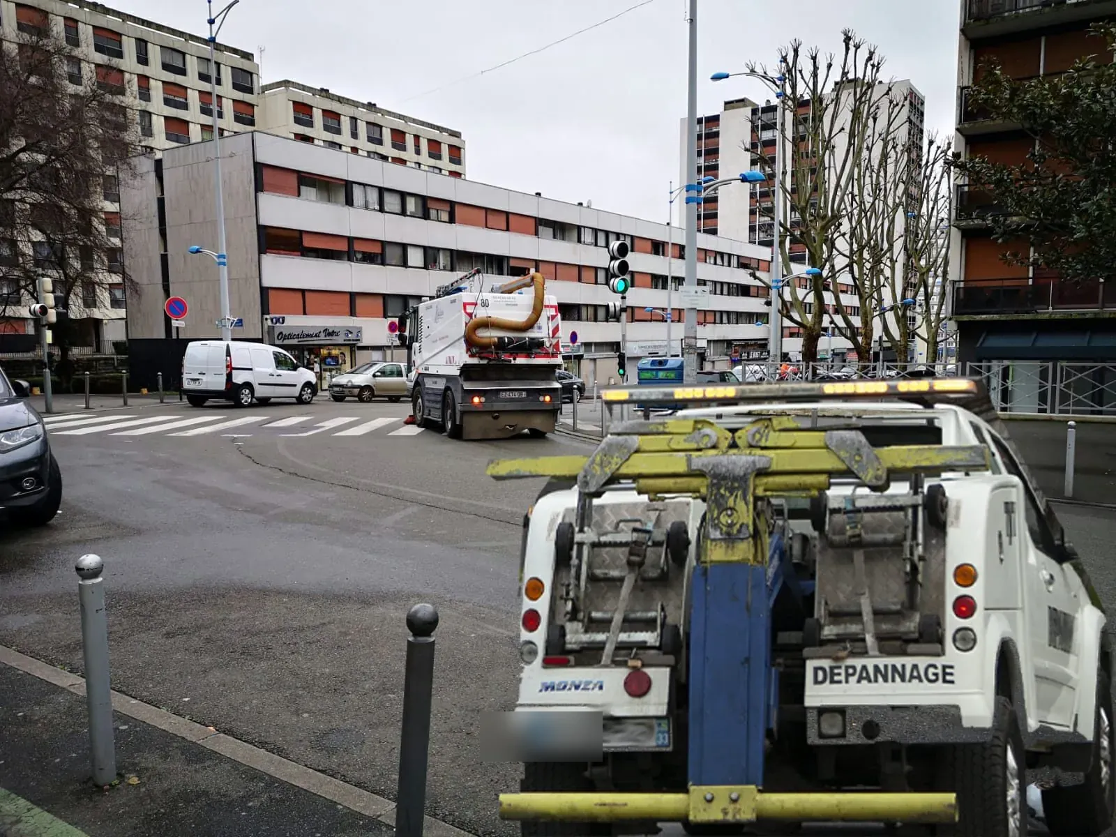 Arrière d’une dépanneuse pick-up avec sa barre de remorquage à un carrefour de Sarcelles – dans le Val-d’Oise (95)