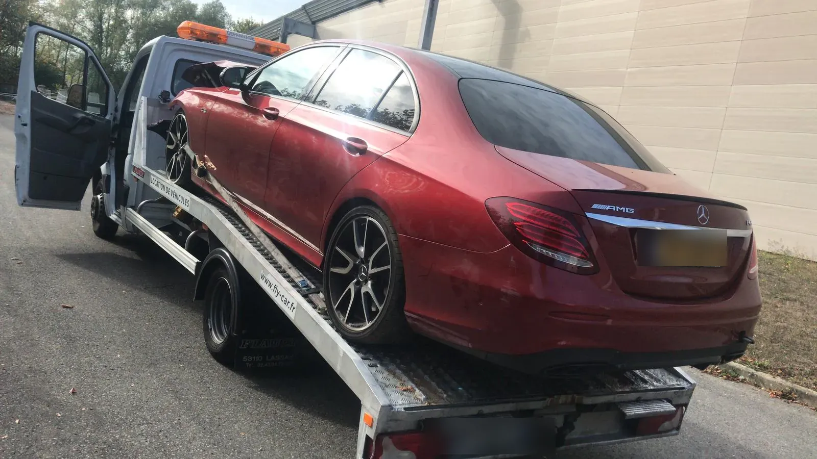 Mercedes Classe E AMG rouge sur un plateau à Sceaux – dépannage auto