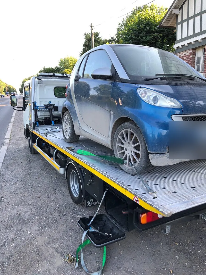 Smart bleue chargée sur un plateau à Sèvres – dépannage auto