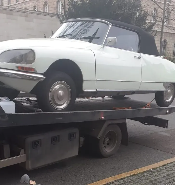 Citroën DS blanche sur un plateau à Survilliers