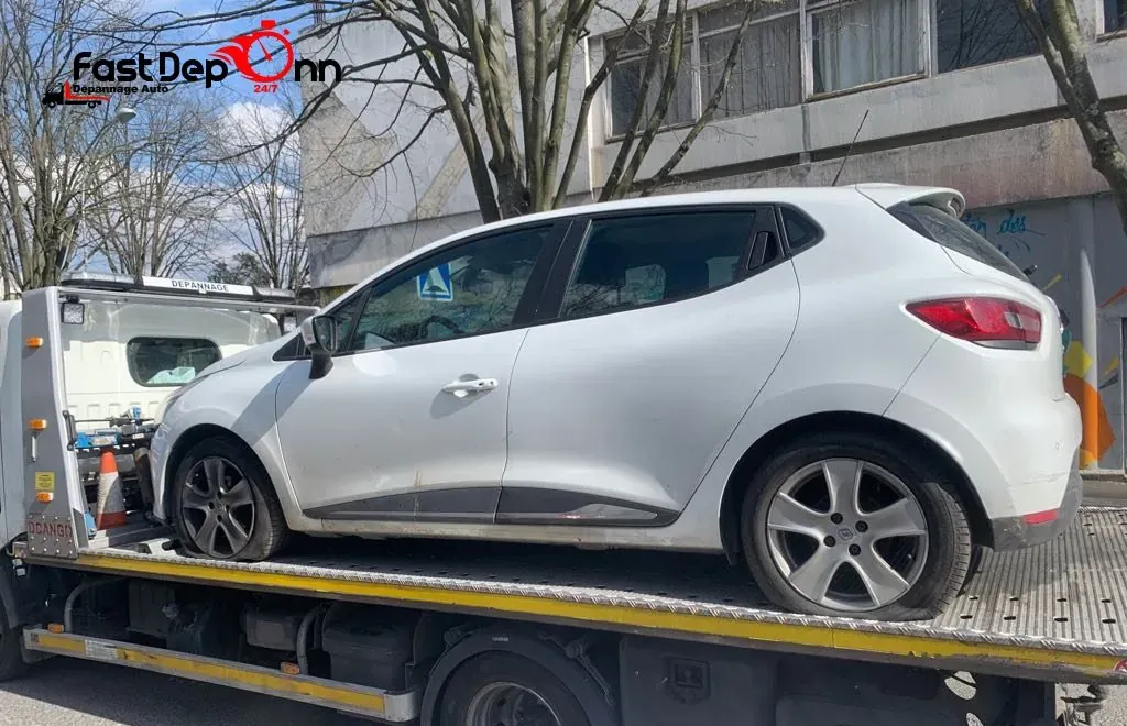 Renault Clio blanche sur un plateau à Tremblay-en-France – en Seine-Saint-Denis (93)