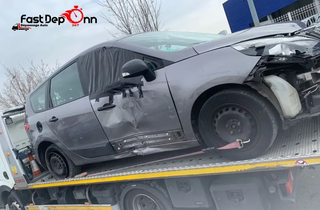 Renault Clio accidentée sur un plateau à Vaujours – en Seine-Saint-Denis (93)