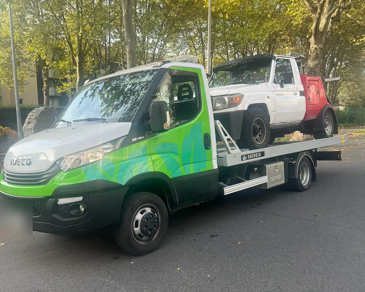 Plateau Iveco vert transportant un pick-up à Vaux-le-Pénil – en Seine-et-Marne (77)