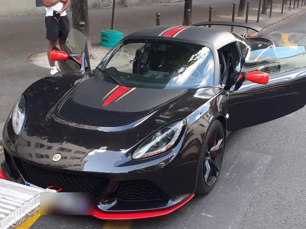 Lotus Exige noire en cours de chargement à Vémars – dans le Val-d’Oise (95)