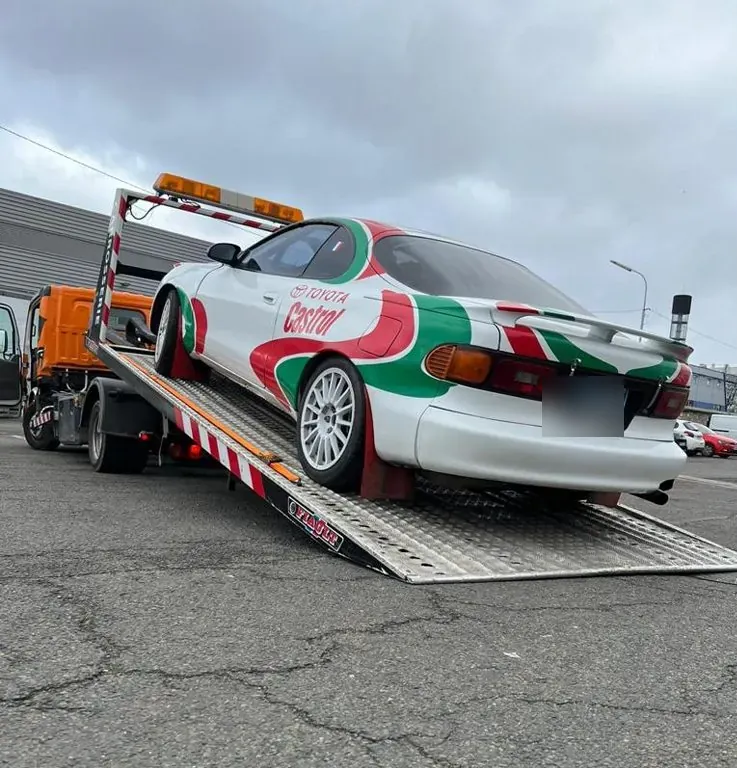 Toyota Celica aux couleurs Castrol chargée sur un plateau à Viarmes – dans le Val-d’Oise (95)