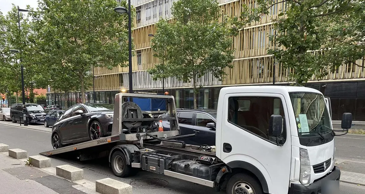 Plateau Renault chargeant une berline à Vigneux-sur-Seine – en Essonne (91)