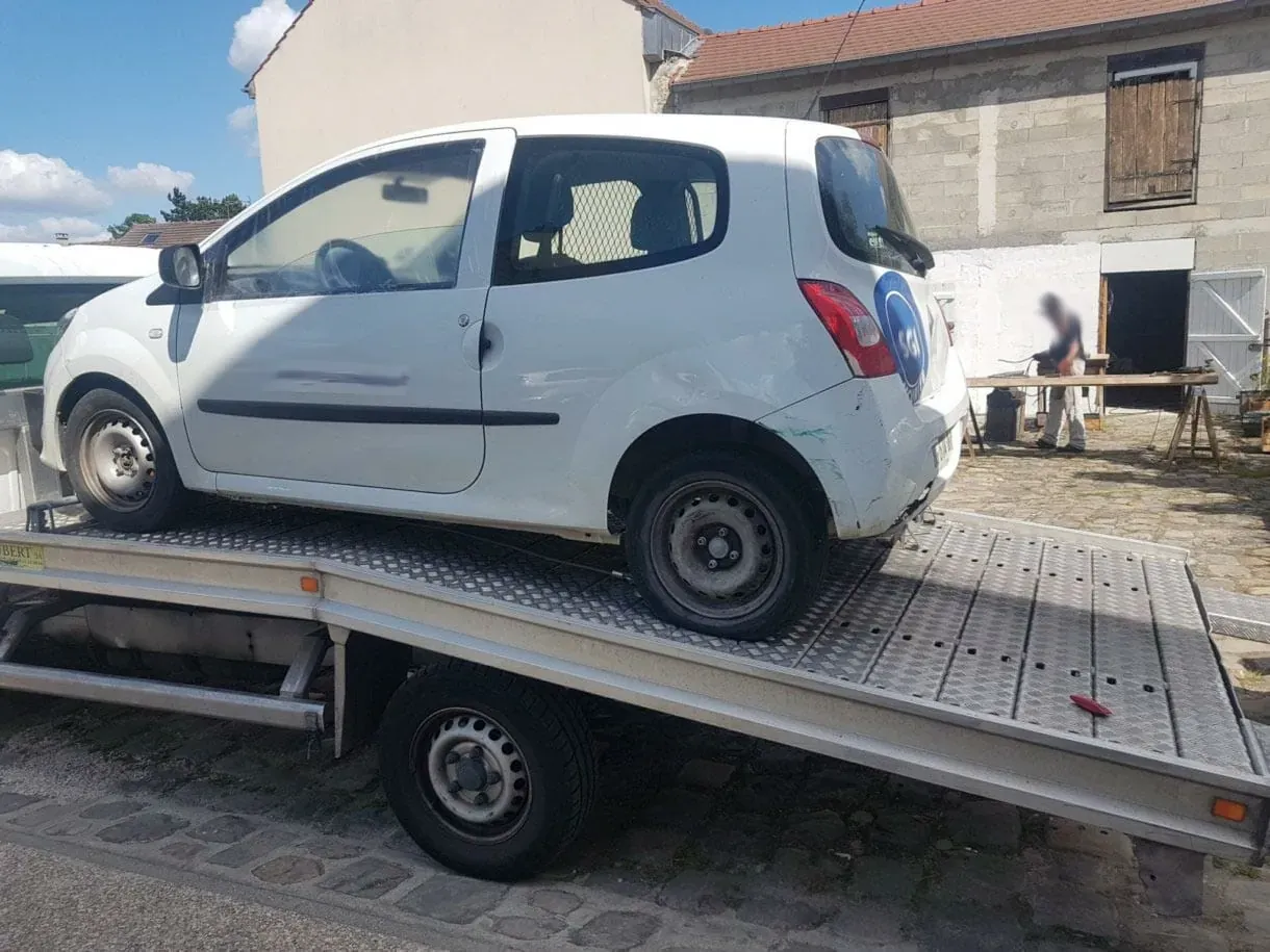 Renault Twingo blanche sur un plateau à Villeneuve-la-Garenne – dans les Hauts-de-Seine (92)