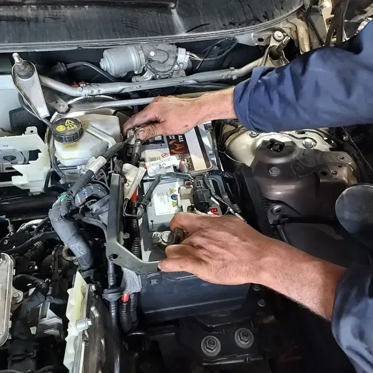Dépannage d'une batterie automobile avant l'hiver (liste des conseils Fast Depann)