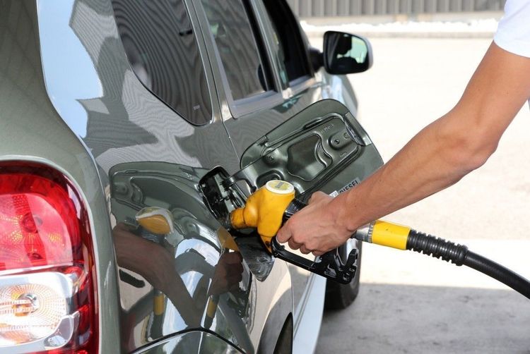 Erreur de carburant lors du plein d'une voiture dans une station-service. (liste des conseils Fast Depann)